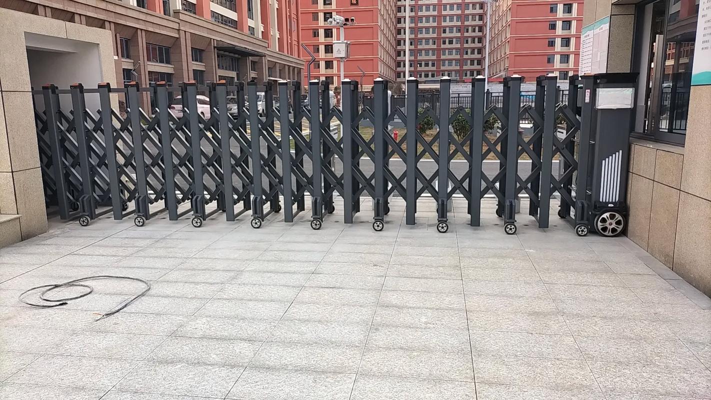 伸缩门